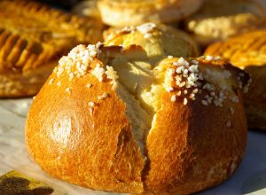 brioche ouverte avec du sucre dessus