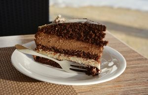 part de gâteau au chocolat dans une assiette