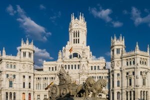 fontaine de cibeles face au batiment blanc de madrid