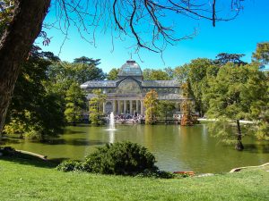 palais de cristal de madrid devant le lac du parc