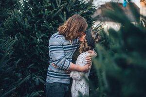 un couple hetero qui s'embrasse arbres