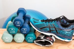 paire de baskets, alteres et gant de sport