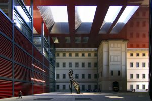 statue près du musée reina sofia de madrid