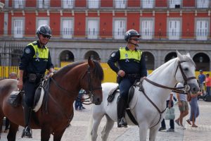 deux policiers à cheval sur la plaza mayor de Madrid 