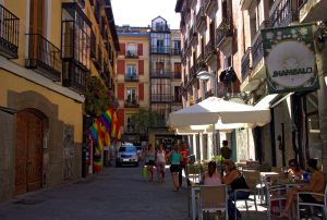 rue de madrid dans le quartier de chueca