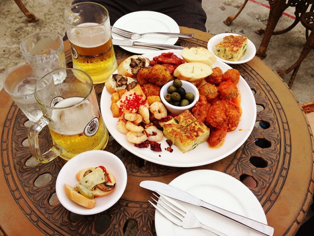 Bière et assiette de tapas