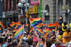 gens dans la rue avec des drapeaux gay