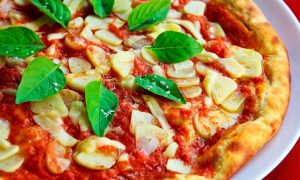 pizza a la tomate champignons et basilic