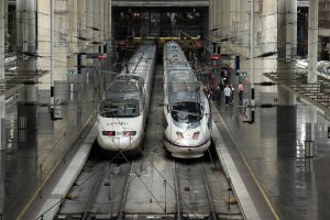 gare avec deux trains