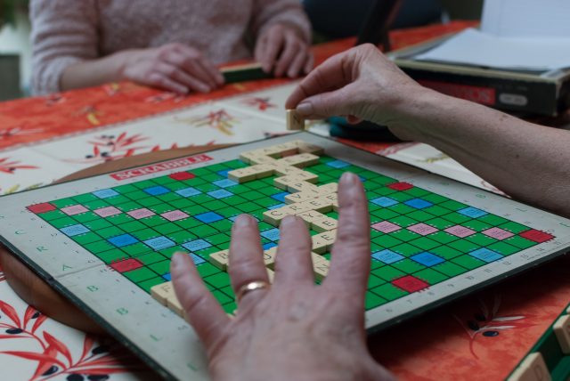 personnes jouant au scrabble