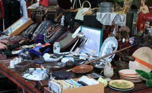 stand de marché aux puces avec bijoux, assiettes