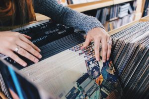 femme cherchant des vinyls