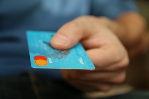 main tendant une carte de crédit mastercard