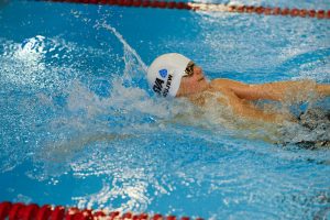 homme nageant sur le dos dans l'eau