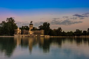 batiment au bord d'un lac