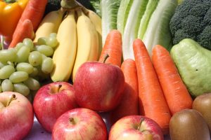 assortiment de fruits et légumes carottes pommes raisins pommes kiwis, brocolis, salade poivrons