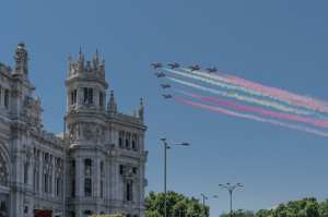 avions volant au-dessus de la mairie de madrid avec des fumées de couleur