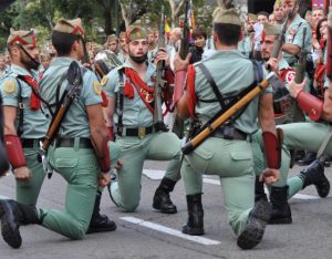 militaires de l'armée espagnole à genoux