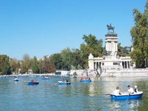 lac du parc retiro avec des barques