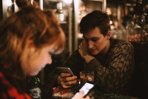 gars et fille sur leur téléphone intelligent