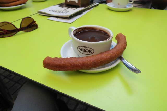 tasses de chocolat chaud et une assiette de churros