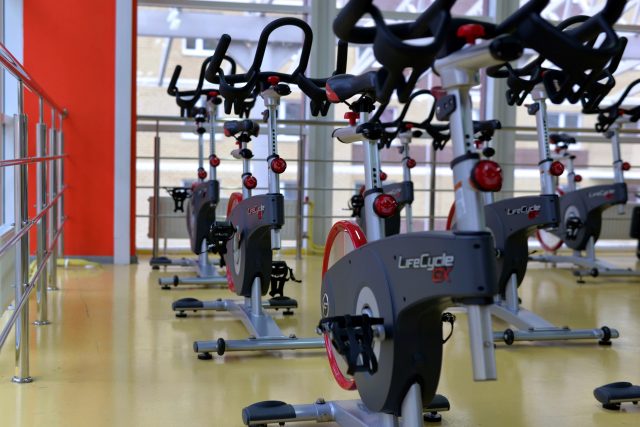 vélos dans une salle de gym