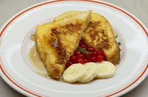 pain perdu dans une assiette avec morceaux de banane