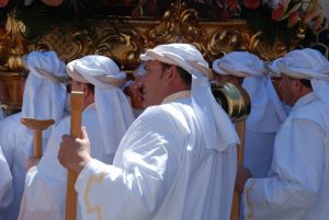 hommes en blanc durant la semaine sainte à madrid