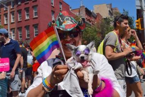 personne avec chien dans madrid pour la gay pride et drapeau gay