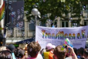 manifestation de gens dans madrid pour la gay pride