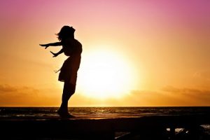 femme devant un coucher de soleil