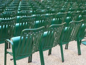 Chaises vertes en ligne