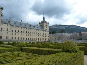 monastere en pierre et jardin a la francaise