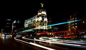 lumières bleue blanche et rouge madrid la nuit