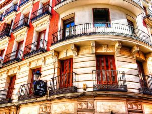 vue de balcons en fer d'immeuble avec