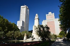 place de madrid avec une statue et des gratte-ciels