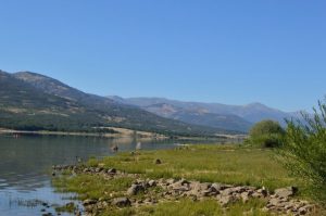 prairie lac et montagne