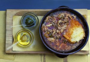 plat de viande avec deux tasses huile