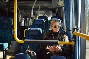 femme assise dans un bus