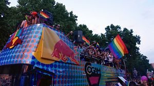 manifestation gay dans chueca a madrid