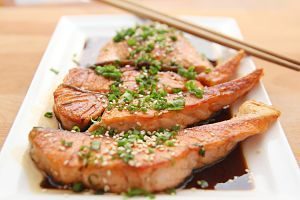 plat de saumon grillé avec des herbes