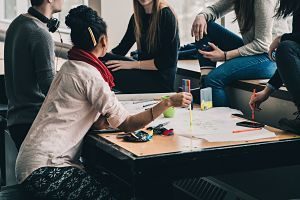 groupe de jeunes assis autour d'une table