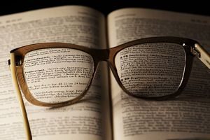 lunettes sur un livre ouvert