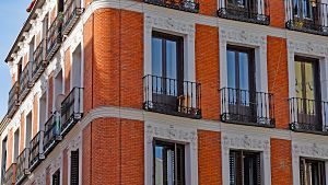 fenêtres et balcon d'un immeuble