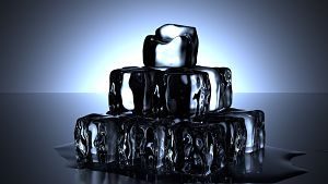 cubes de glace empilés en train de fondre
