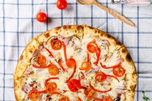 pizza tomate et fromage sur une nappe à carreaux