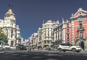 rue de madrid avec édifices