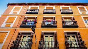 immeuble d'appartements avec balcon