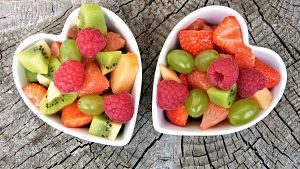 deux bols en forme de coeur remplis de fruits