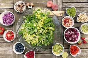 bol de salade et petis bols de fruits et légumes